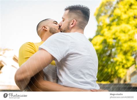 Ein Schwules Paar Das Gemeinsam Zeit Im Park Verbringt Ein Lizenzfreies Stock Foto Von Photocase