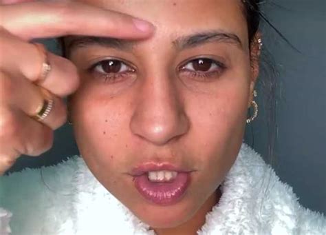 تداول رواد مواقع التواصل الإجتماعي مقطع فيديو لزواج خبيرة التجميل المصرية الشهيرة دينا داش، قد سجل لها برفقة زوجها أثناء تمضيتهما إجازة شهل العسل. دينا داش تتعرض لانتقادات: ظهرت بـ«روب» ودون ماكياج (صور ...