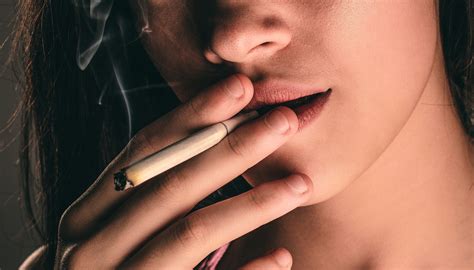 texas governor signs law increasing legal age for smoking to 21