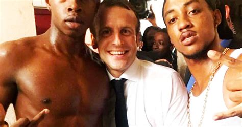 Macron Pose Avec Deux Jeunes Faisant Un Doigt Dhonneur