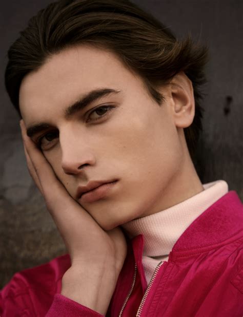 模特：eduard Badaluta 刊物：wonderland Magazine 摄影：liam Warwick 造型：matthew