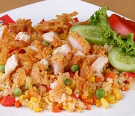 Nasi goreng (fried rice) is a staple dish of indonesia that you can find just about anywhere. Resep Nasi Goreng Ayam Suwir - ANEKA JAJANAN BANDUNG