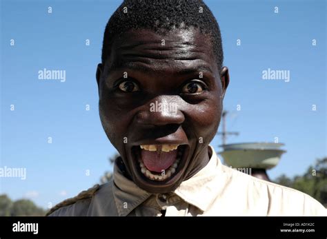 Hombre Africano Con La Boca Y Los Ojos Abiertos En Una Mirada De