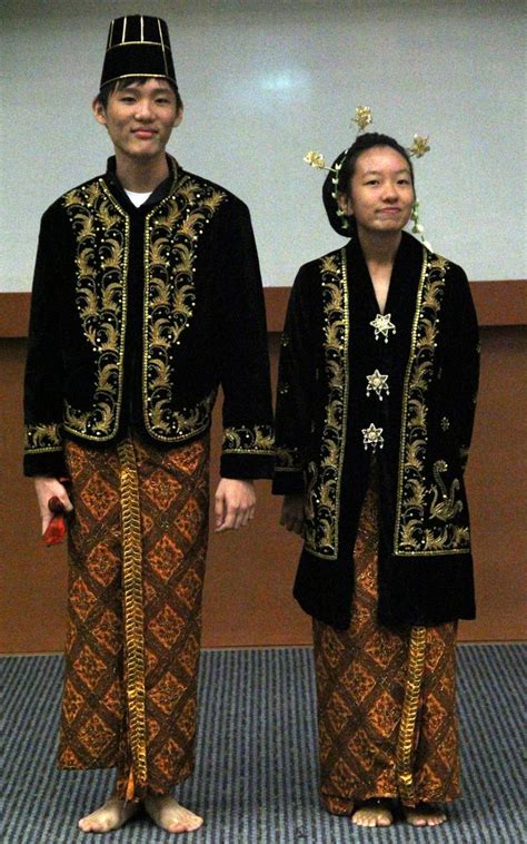Indonesian Traditional Clothing Traditional Outfits East Asian