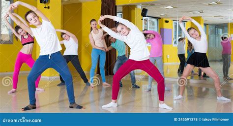 Niños Bailando En La Sala De Baile Foto De Archivo Imagen De