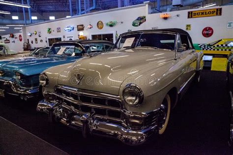Tan 1949 Cadillac Exhibido En El Museo Muscle Car City Foto De Archivo