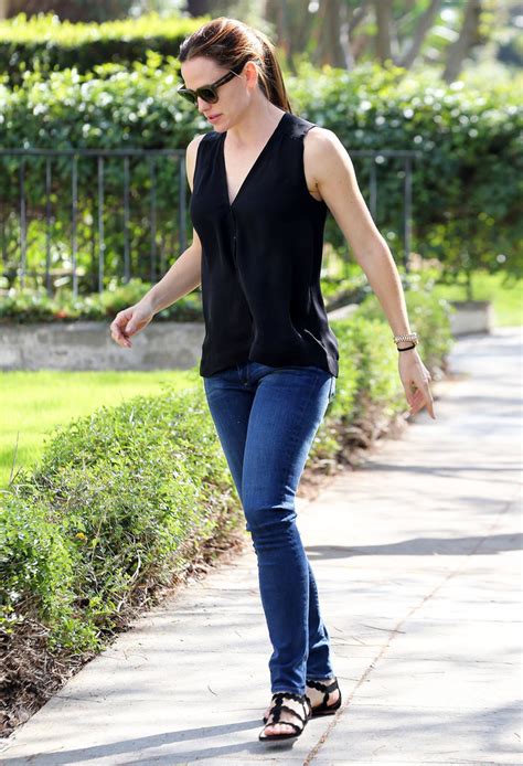 Jennifer Garner In Dark Blue Skinny Jeans Denimology