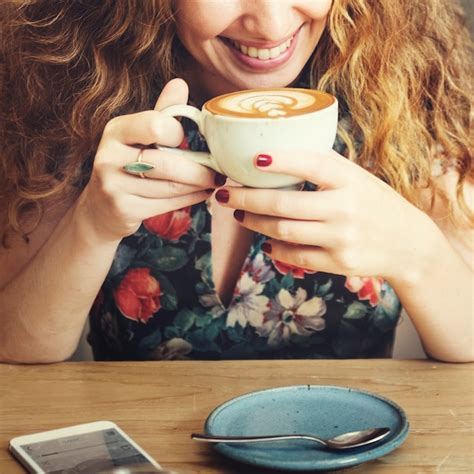 Mujer Tomando Una Taza De Café Foto Premium