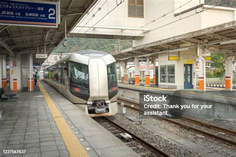 Kereta Api Lokal Jepang Transportasi Umum Foto Stok Unduh Gambar