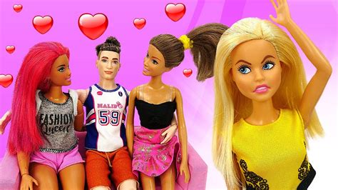 Barbie Está En Un Viaje De Negocios Y Ken Y Las Chicas Organizan Una