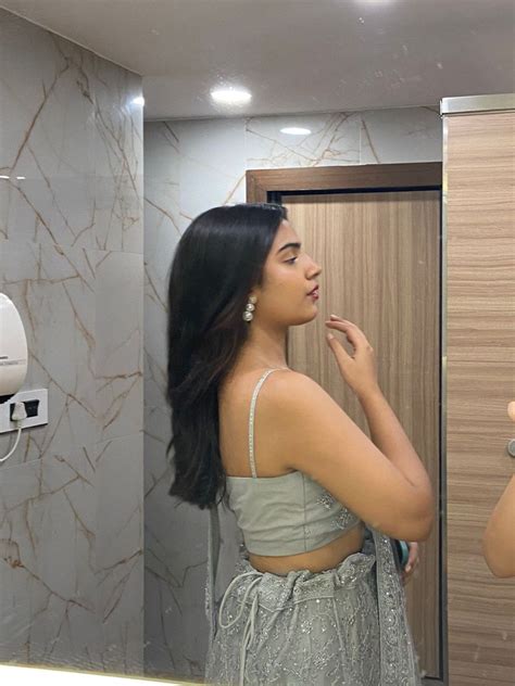 Desi Girl In 2022 Girl Mirror Selfie Desi