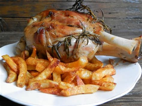 Metti ogni cartoccio su un piatto da portata in modo che ogni commensale possa aprirlo da sé e gustarne la bontà. Stinco di maiale alla birra con patate al forno alla ...