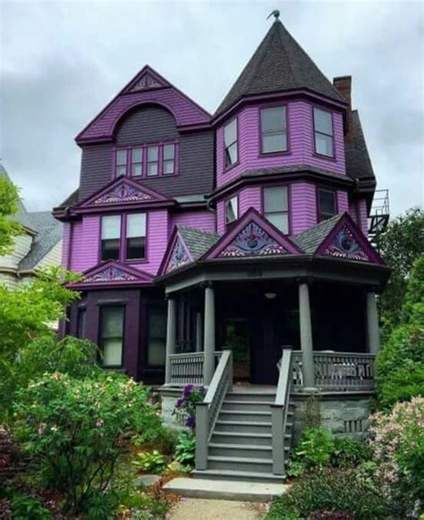 Without the elaborate decoration, this style may be seen all over the midwest as the folk victorian style (see below). Pin on Witch House Aesthetic