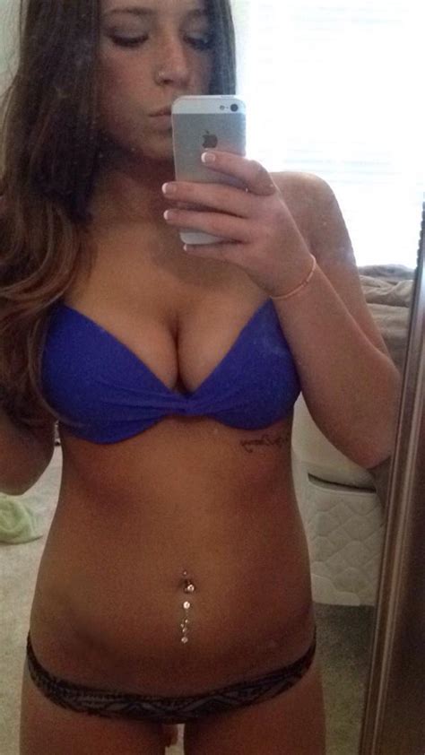 23 Hottest Mirror Selfies Proving The Mirror Selfie Isn T Dying Anytime Soon Fooyoh