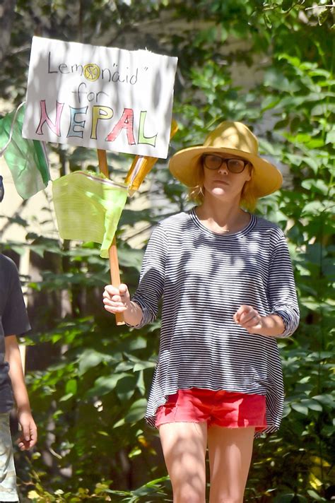 Julie Bowen Raises Money For Nepal With A Lemonade Stand Hawtcelebs
