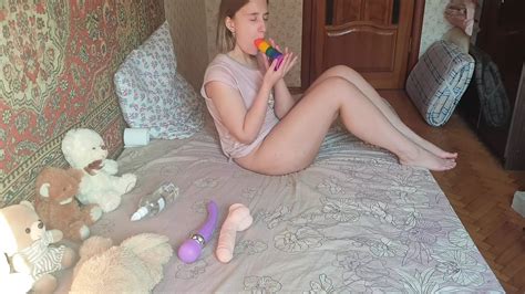 Anastasia Amante Follando Su Coño Peludo Con Un Gran Juguete Sexual Con Vibrador De Clítoris