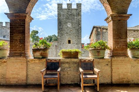 Living con spazioso angolo cottura, oppure sacrificando un pò di spazio si può creare una camera. In Toscana il castello in vendita più grande del mondo ...