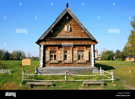maison russe traditionnel du 19ème siècle au musée de l architecture en bois à suzdal russie