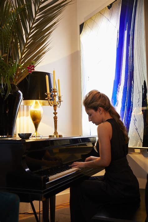 Una Pianista Tocó Música En Directo Durante La Fiesta Todas