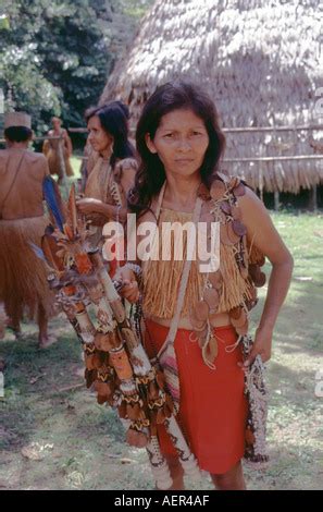 Portrait D Une Fille De La Tribu Yagua Dans La R Gion Amazonienne Du P Rou Photo Stock Alamy