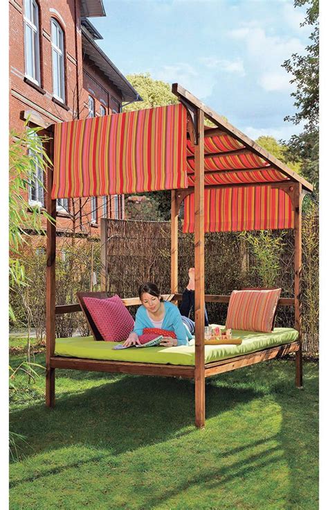 Das luftige himmelbett im garten ist eine insel der ruhe, die ohne anstrengende anreise jederzeit zu erreichen ist und nur so viel kostet wie das baumaterial und die eigene arbeitszeit. Himmelbett für den Garten | Pergola design, Himmelbett ...