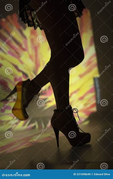 Sexy Frau Mit Langen Beinen Stockfoto Bild Von Ferse Mode 231698640