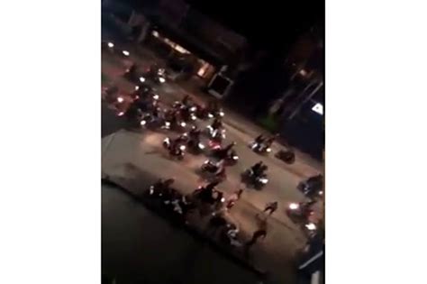 Atas dasar dari isi video klip dan fakta terungkap selama korban sedang diperlakukan tidak layak, dipukuli dan memiliki botol kaca didesak ke bagian. Aksi Membabi Buta 29 Anggota Geng Motor di Kosambi ...