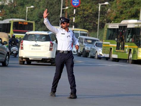 Watch The Indian Cop Guiding Traffic With The Moonwalk Cop Moonwalk