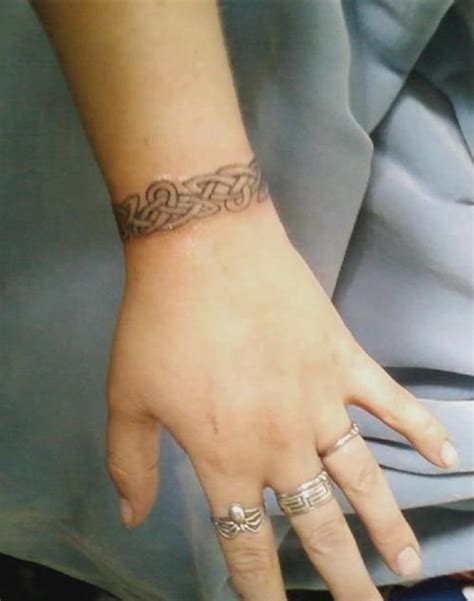 Celtic Wrist Band Tattoo Design For Girls รอยสัก การออกแบบรอยสัก