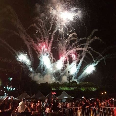 Alangka panas api neraka pedih rasanya tertusuk jarum hari ini hari merdeka kami terjajah mafia hukum. Pertunjukan Bunga Api Ambang Merdeka 2016