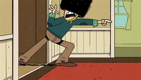 Image S1e26a Lynn Sr Notices That Hugh Is Running Awaypng The