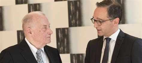 Warum die berliner mauer über den katholischen domfriedhof führte. Heiko Maas überreicht Gerhard Wiese Bundesverdienstkreuz ...