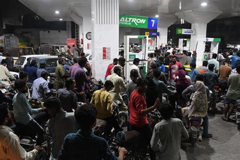 Long Queues Formed At Stations After Fuel Hikes In Pakistan Kimdeyir