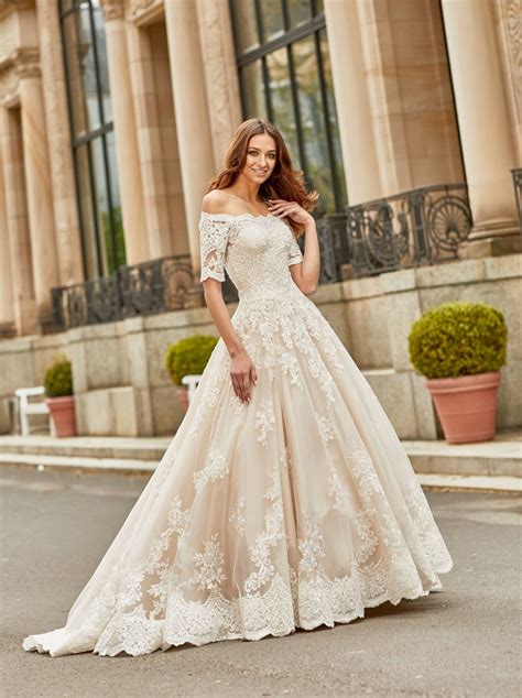 Außerdem finden sie weitere informationen, wie sie zum beispiel ihr brautkleid nach dem tragen aufbewahren können. 613 Euro Mode Donner Brautmoden Brautkleider Kollektion ...