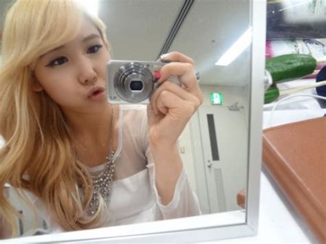 Zinger Jung Ha Na Mirror Selfie Secret Han Sunhwa