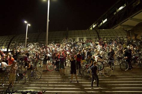 Видео critical mass berlin 26.06.2020 канала shred nation. Eindrücke von der Critical Mass in Berlin, August 2013 ...