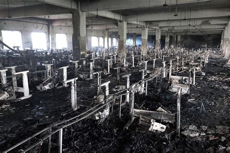 Unos 120 Muertos En El Incendio En Una Fábrica Textil De Bangladesh