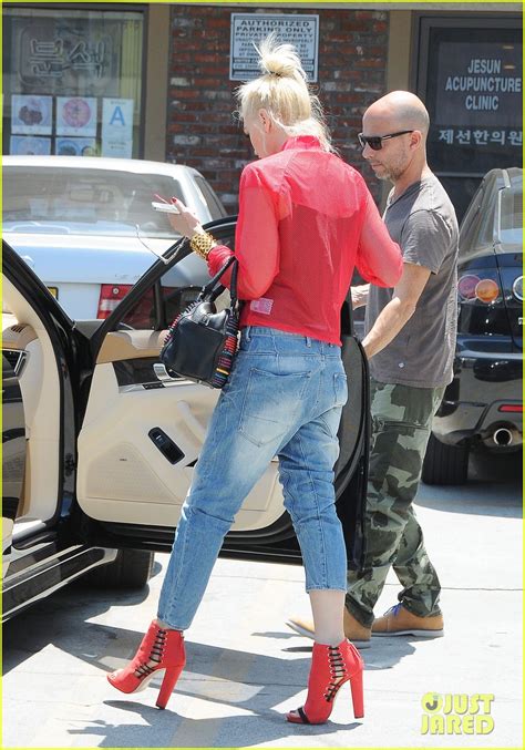 Photo Gwen Stefani Takes Her Red Hot Heels For A Ride 14 Photo