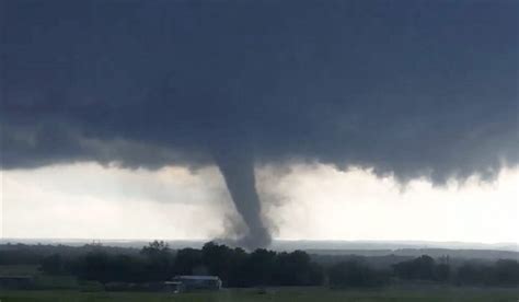 2 Dead After Tornadoes Tear Through Oklahoma National Globalnewsca