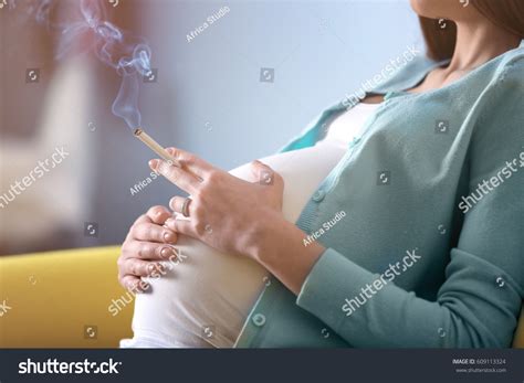 Pregnant Woman Smoking Cigarette Home Stok Foto Raf Imdi D Zenle