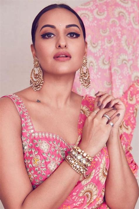 5 Makeup Lessons You Can Learn From Sonakshi Sinhas Instagram Feed Vogue India