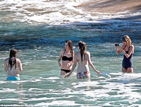Taylor Swift Hits The Right Notes In A Retro Swimsuit In Hawaii Daily Mail Online