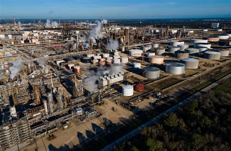 Fire At Exxonmobil Oil Refinery In Baytown Texas Injures 4