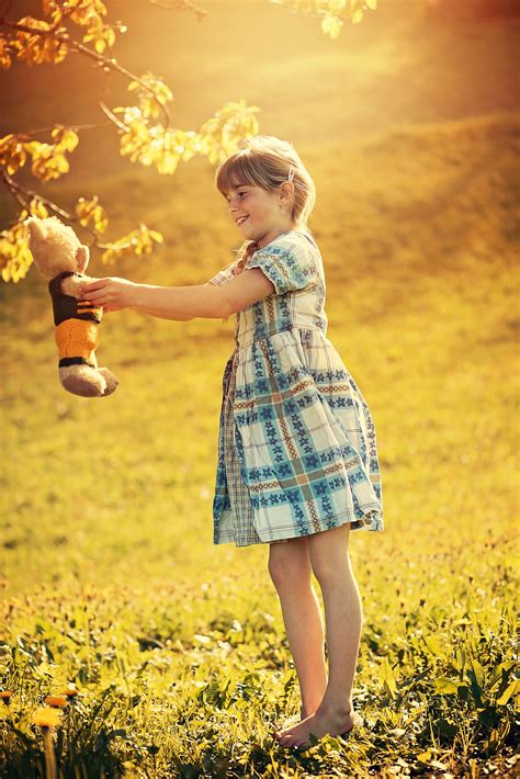 Безплатна снимка природа човек момиче ливада играя слънчева светлина сутрин цвете