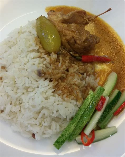 Selain nasi lemak, di sini juga banyak makanan khas malay, india, taiwan, jepang, dan thailand. Nostalgia Belanga Tembaga: Nasi Dagang dengan Gulai Ayam ...