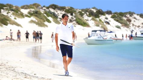 This is roger federer's official facebook page. RANDOM THOUGHTS OF A LURKER: Roger Federer hits the beach ...