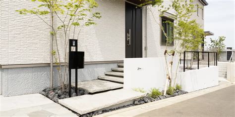 自然石のフローティング階段が、玄関までのアプローチを心地よく整える | 神奈川県全域 栄和ガーデン株式会社