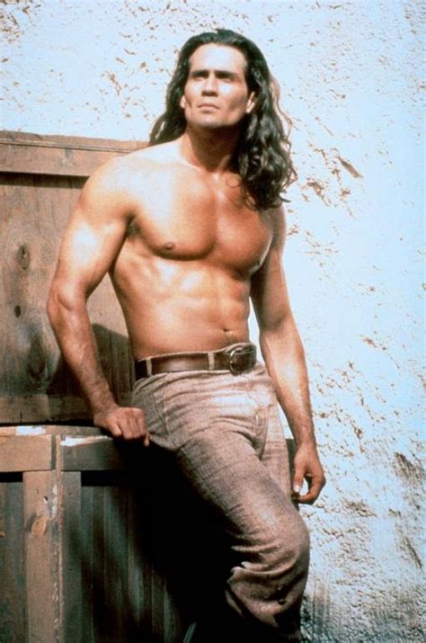 In addition, he has done over 20 film/movies. FILMES E SÉRIES: Tarzan no cinema - ONLINE