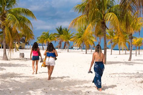 Las Mujeres Van A La Playa De Playa Sirena Cayo Largo Cuba Imagen Editorial Imagen De Caribe