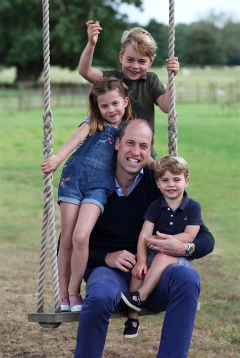 21 июня 1982) — герцог кембриджский, граф стратхэрнский и барон каррикфергюс, старший сын. Prince William Is Tackled By His Children in Charming New ...